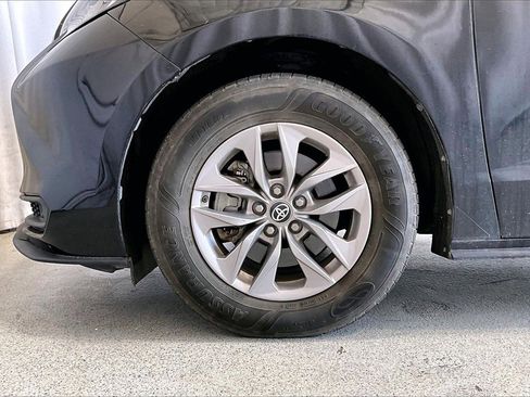 Used 2022 Toyota Sienna LE image 6