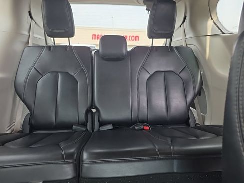 Used 2023 Chrysler Pacifica Touring-L FWD image 14