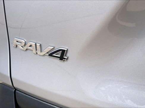 Used 2021 Toyota RAV4 XLE w/ Convenience Package FWD image 10