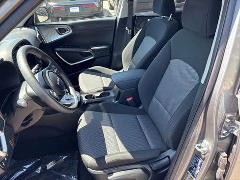 Used 2025 Kia Soul LX w/ LX Technology Package image 34
