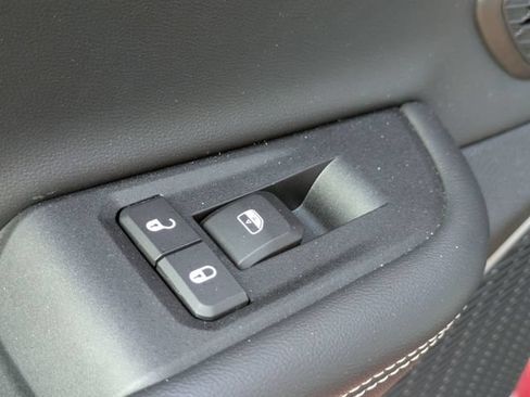 Used 2022 Jeep Grand Cherokee Limited w/ Luxury Tech Group II AWD/4WD image 32