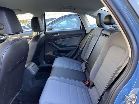 Used 2025 Volkswagen Jetta SE FWD image 13