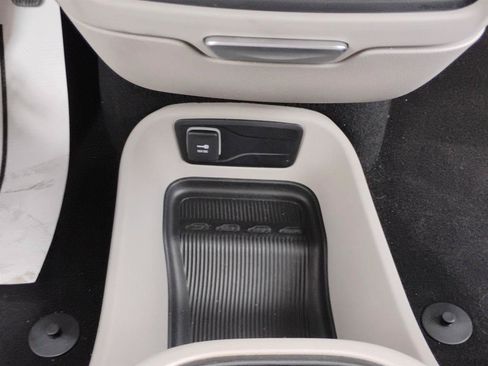 Used 2023 Chrysler Pacifica Touring-L FWD image 31