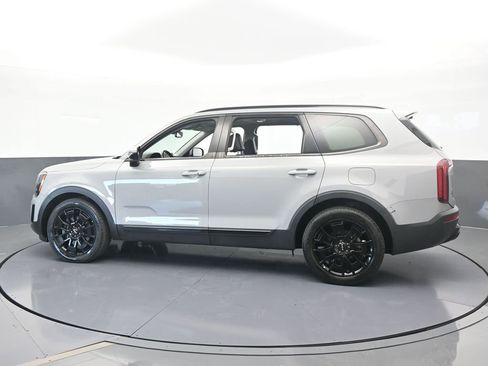 Used 2022 Kia Telluride SX w/ SX Prestige Package image 3