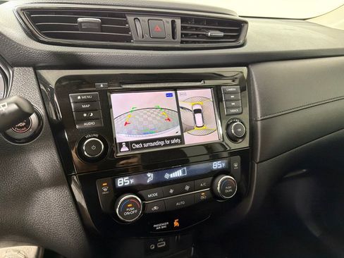 Used 2018 Nissan Rogue SV w/ Premium Package FWD image 13