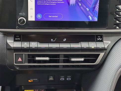 Used 2025 Toyota Camry SE image 5