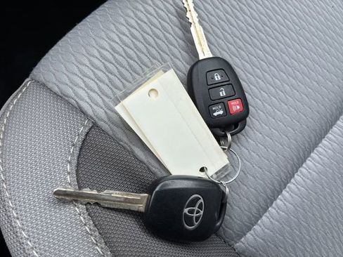 Used 2018 Toyota Corolla LE image 9