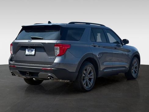 Used 2022 Ford Explorer XLT w/ Equipment Group 202A AWD/4WD image 5