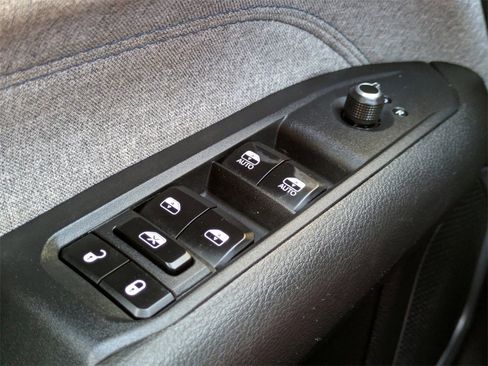 Used 2025 Jeep Compass Latitude image 23