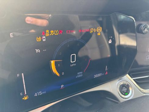 Used 2025 Chevrolet Trax LT FWD image 9