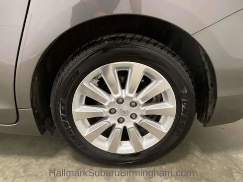 Used 2015 Toyota Sienna L image 8