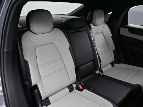 New 2026 Porsche Cayenne Coupe AWD/4WD image 26