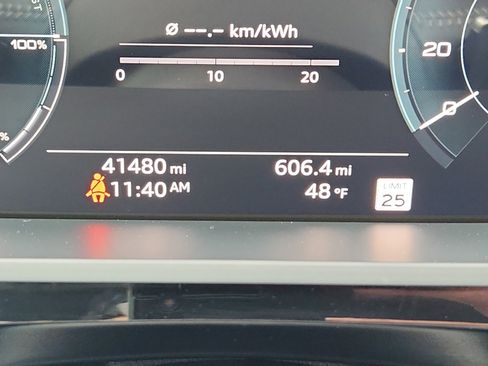 Used 2019 Audi e-tron Prestige w/ Prestige Package image 11