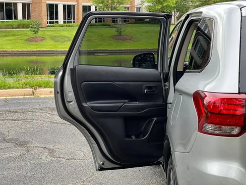 Used 2019 Mitsubishi Outlander SE FWD image 34