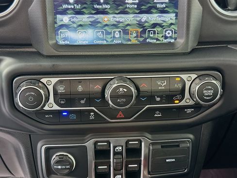 Used 2022 Jeep Wrangler Unlimited Sahara w/ Cold Weather Group AWD/4WD image 16