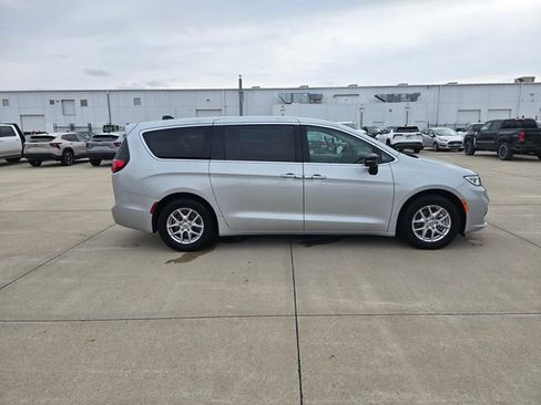 Used 2024 Chrysler Pacifica Touring-L FWD image 14