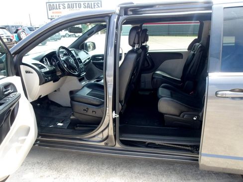 Used 2019 Dodge Grand Caravan SXT image 14