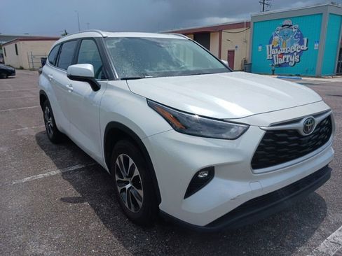 Used 2023 Toyota Highlander XLE FWD image 1
