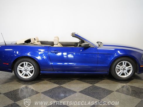 Used 2014 Ford Mustang Convertible RWD image 15