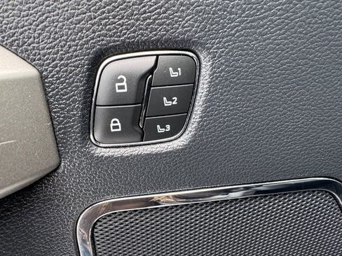 Used 2022 Ford F350 Lariat w/ Black Appearance Package image 12