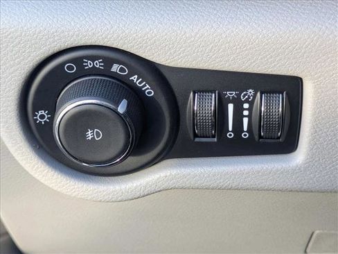 Used 2024 Chrysler Pacifica Touring-L image 12