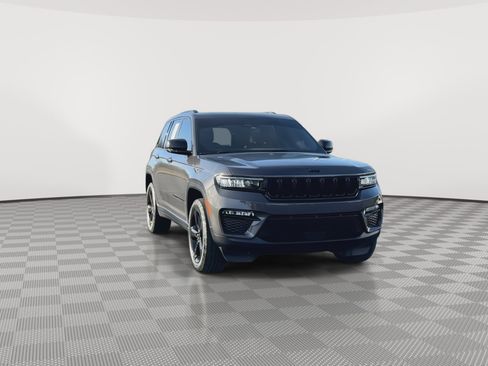 Used 2024 Jeep Grand Cherokee Limited w/ Black Appearance Package image 5