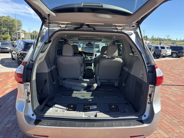 Used 2019 Toyota Sienna XLE Premium FWD image 28