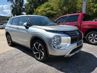 Used 2024 Mitsubishi Outlander SE image 1