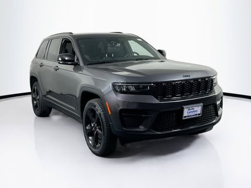 Used 2023 Jeep Grand Cherokee Altitude image 3