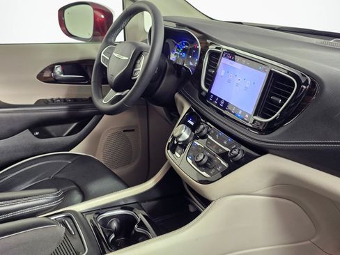 Used 2022 Chrysler Pacifica Limited w/ Uconnect Theater Family Group FWD image 49