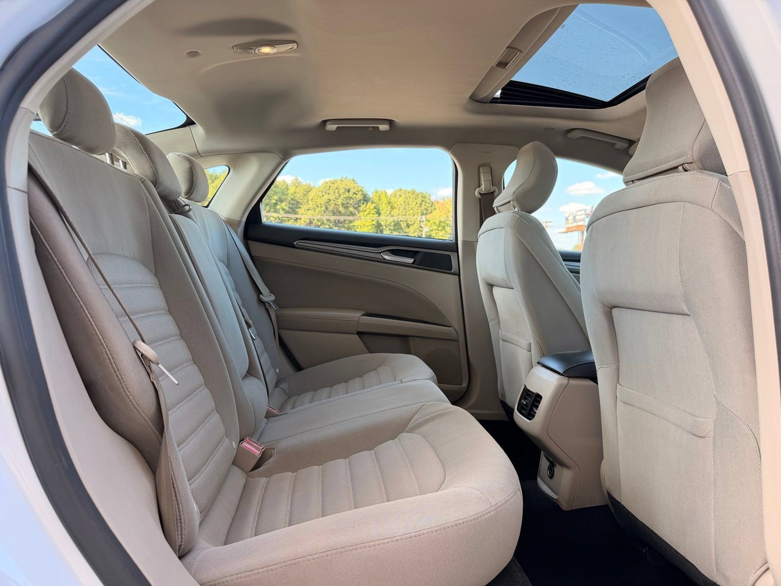 Used 2017 Ford Fusion SE FWD image 17