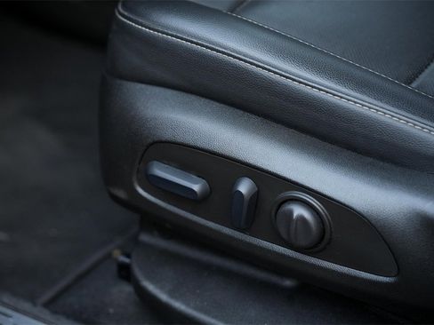 Used 2023 GMC Acadia SLT image 25