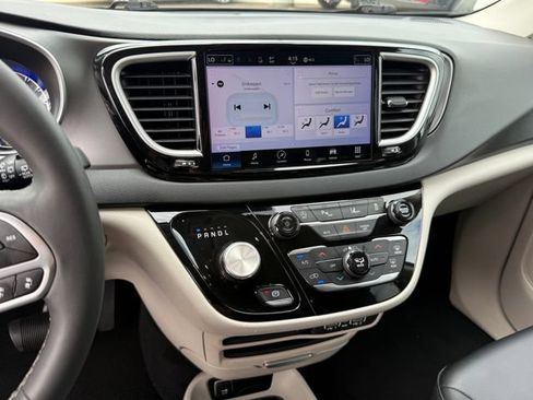 Used 2023 Chrysler Pacifica Touring-L FWD image 14