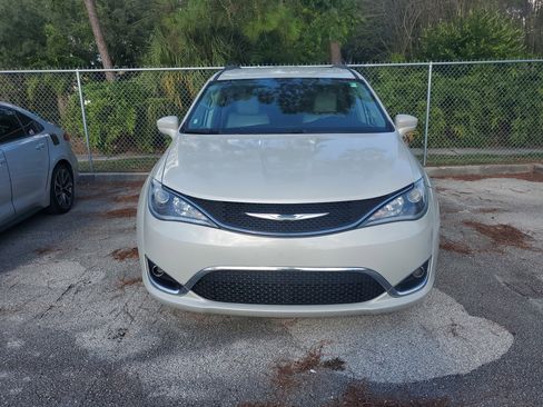 Used 2017 Chrysler Pacifica Touring-L image 2