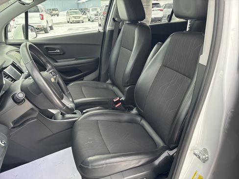 Used 2022 Chevrolet Trax LT w/ LT Convenience Package image 12