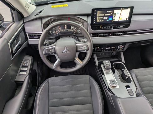 Used 2025 Mitsubishi Outlander SE image 26