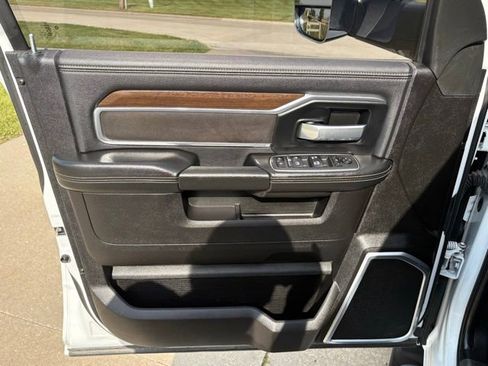 Used 2022 RAM 3500 Laramie w/ Chrome Appearance Group AWD/4WD image 8