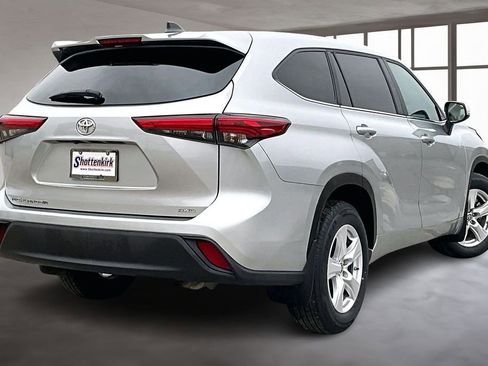 Used 2023 Toyota Highlander L AWD/4WD image 6