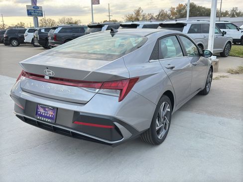 New 2025 Hyundai Elantra SEL image 5