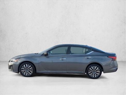 Used 2025 Nissan Altima 2.5 SV FWD image 9