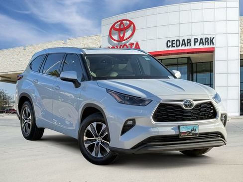 Used 2022 Toyota Highlander XLE FWD image 1