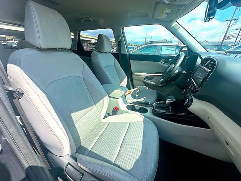 Used 2022 Kia Soul S image 25