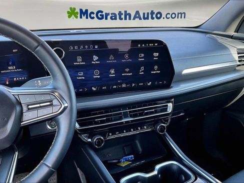 Used 2025 Chevrolet Traverse LT image 9