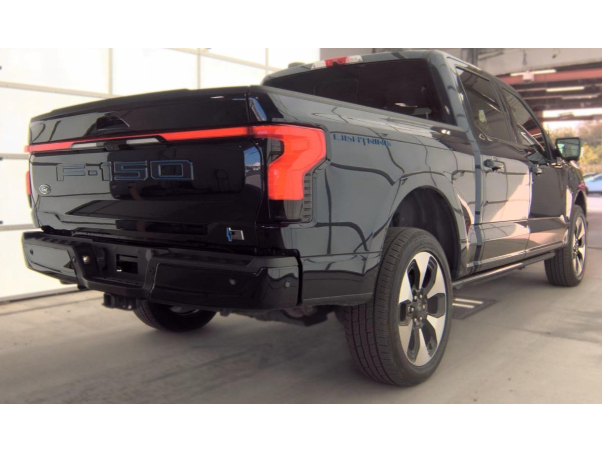 Used 2023 Ford F150 Lightning Platinum AWD/4WD image 3