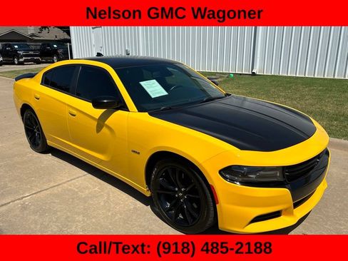 Used 2017 Dodge Charger R/T w/ Plus Group RWD image 3
