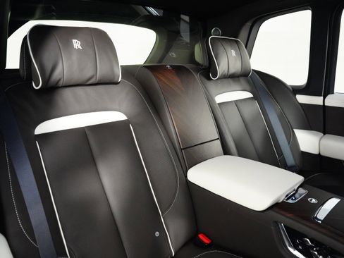 Used 2023 Rolls-Royce Cullinan w/ Cullinan Package image 34