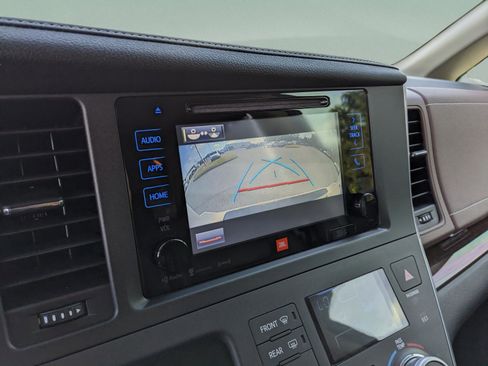 Used 2017 Toyota Sienna Limited image 32