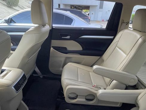 Used 2014 Toyota Highlander XLE FWD image 13