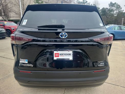 Used 2023 Toyota Sienna XLE w/ XLE Plus Package image 4