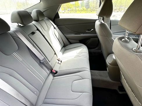 Certified 2025 Hyundai Elantra SEL FWD image 16